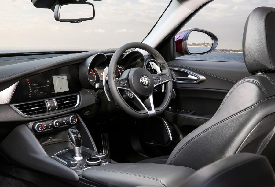 Интерьер Alfa Romeo Giulia Veloce Q2 (952) 2017 года  (AU) (фото 15 из 40)